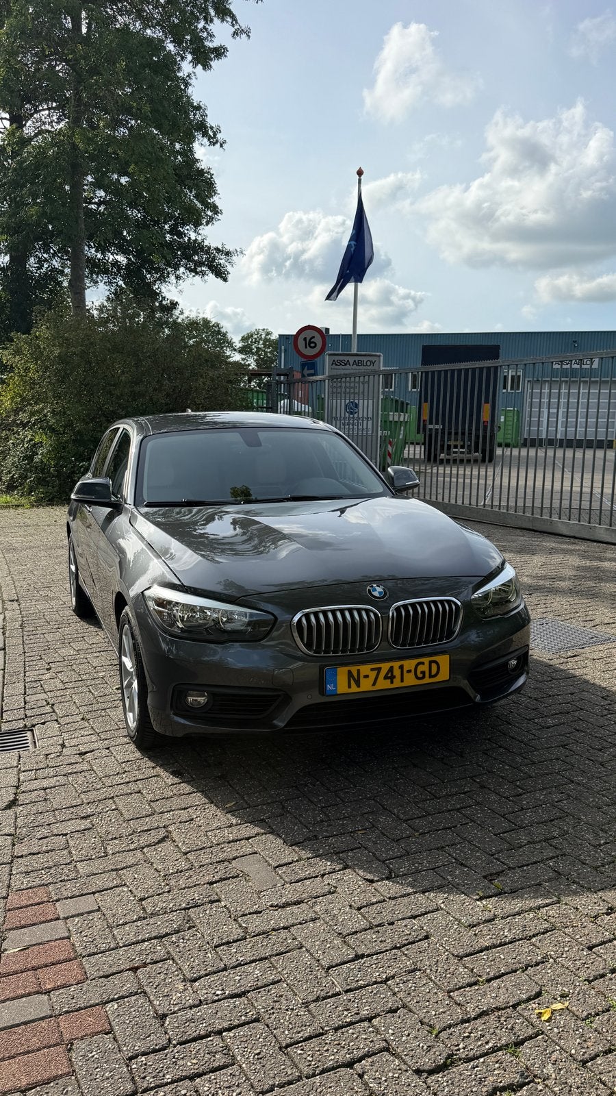 BMW 1-Serie 120i 184pk Aut 2017 Grijs, Auto's, Achterwielaandrijving, 4 cilinders, Leder, Particulier