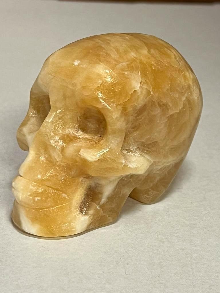 Gepolijste en geslepen schedel van oranje calciet, Ophalen of Verzenden, Mineraal