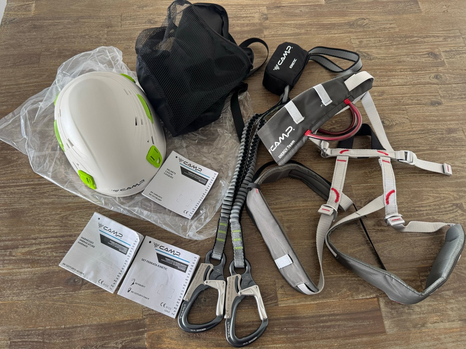 C.A.M.P Complete Klimuitrusting: Helm, Gordel, Karabiners, Sport en Fitness, Ophalen, Zo goed als nieuw, Klimsport-accessoire