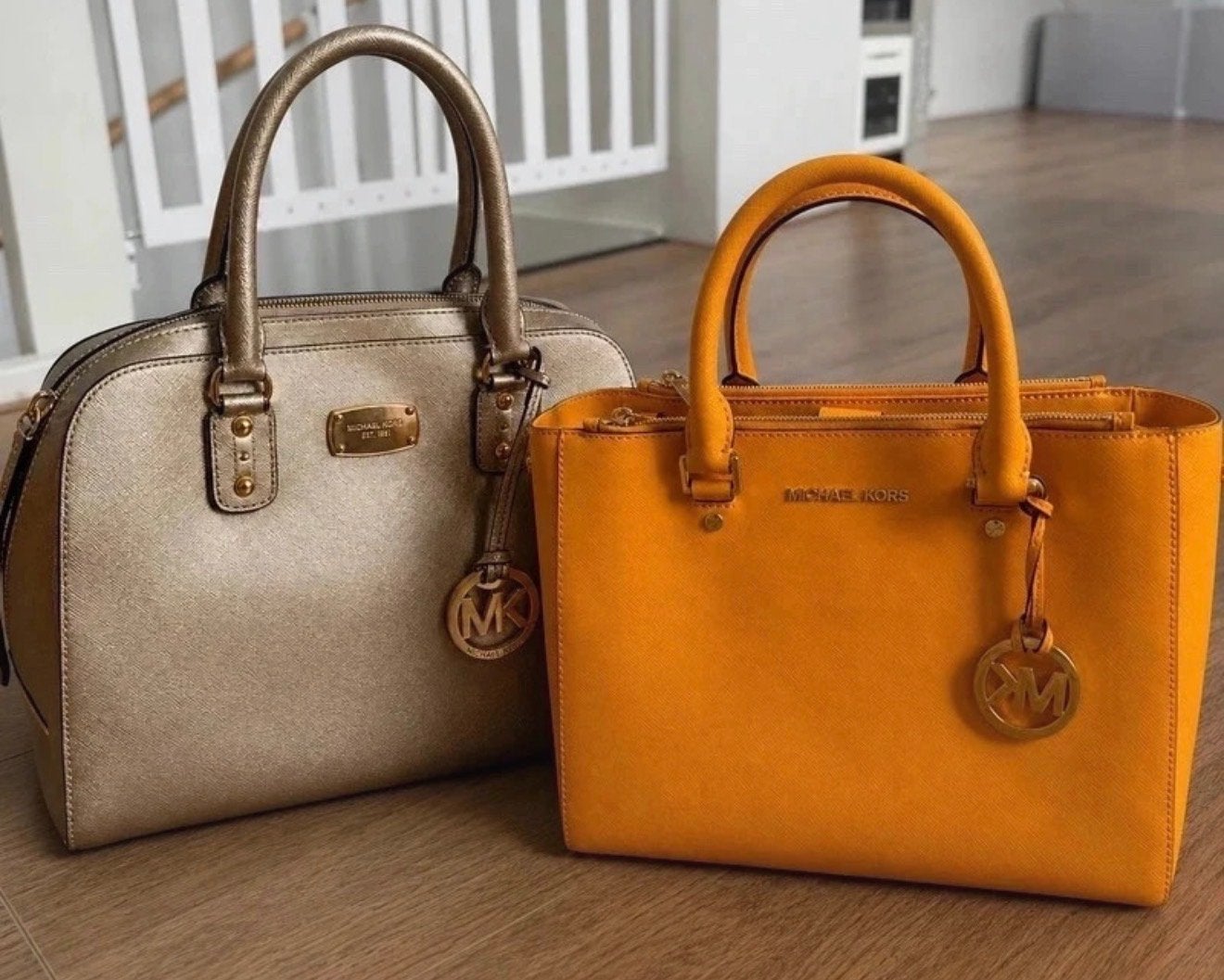 2 Michael Kors handtassen - Goud en Oranje, Ophalen of Verzenden, Zo goed als nieuw, Oranje, Handtas