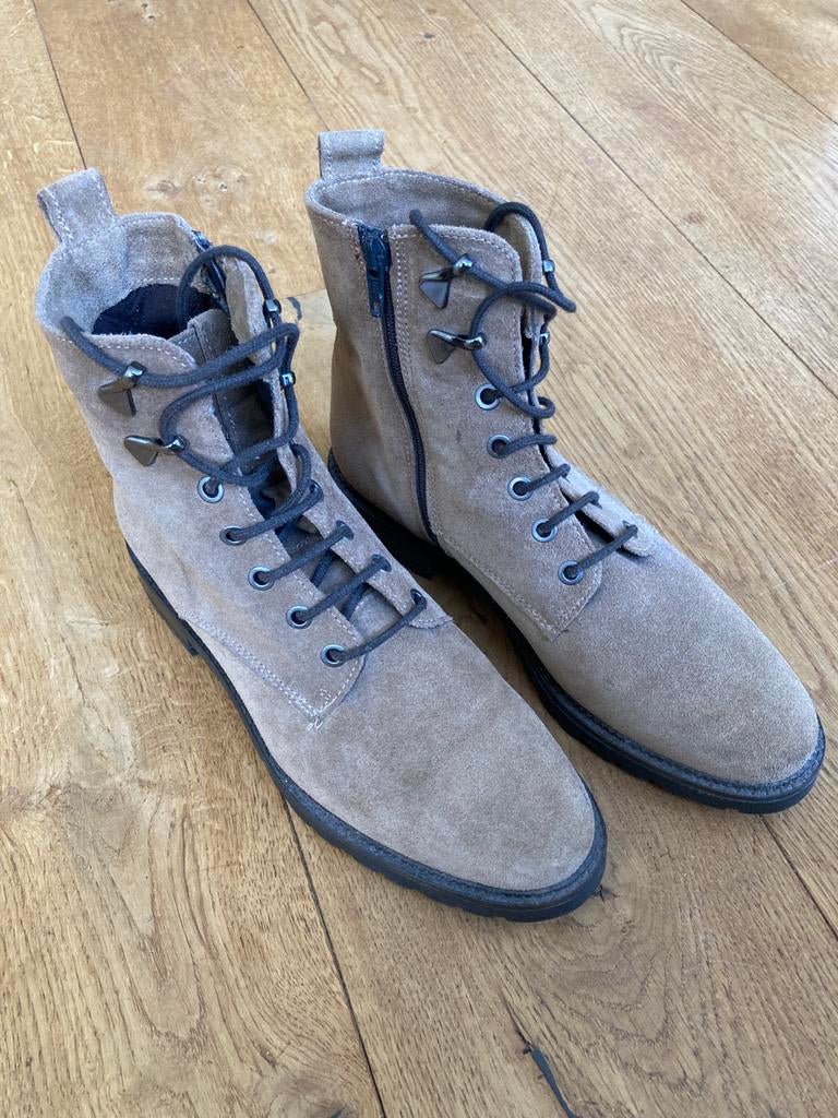 Stoere enkelhoge veterschoen, beige, suede, 38, Gioia, NIEUW, Beige, Lage of Enkellaarzen, Ophalen of Verzenden, Zo goed als nieuw