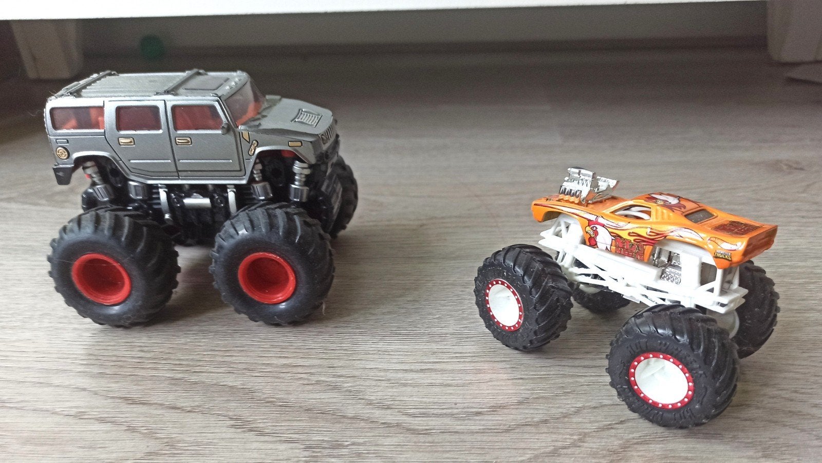 Set van 2 Monster Trucks - Hot Wheels en Hummer, Kinderen en Baby's, Speelgoed | Speelgoedvoertuigen, Ophalen of Verzenden, Gebruikt