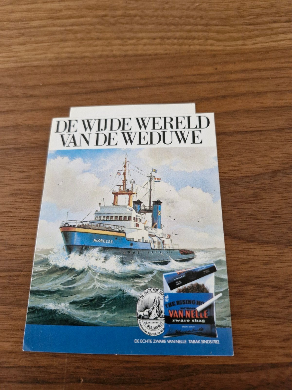 11027 Van Nelle Sticker - De Wijde Wereld van de Weduwe, Verzamelen, Stickers, Ophalen of Verzenden, Gebruikt, Merk