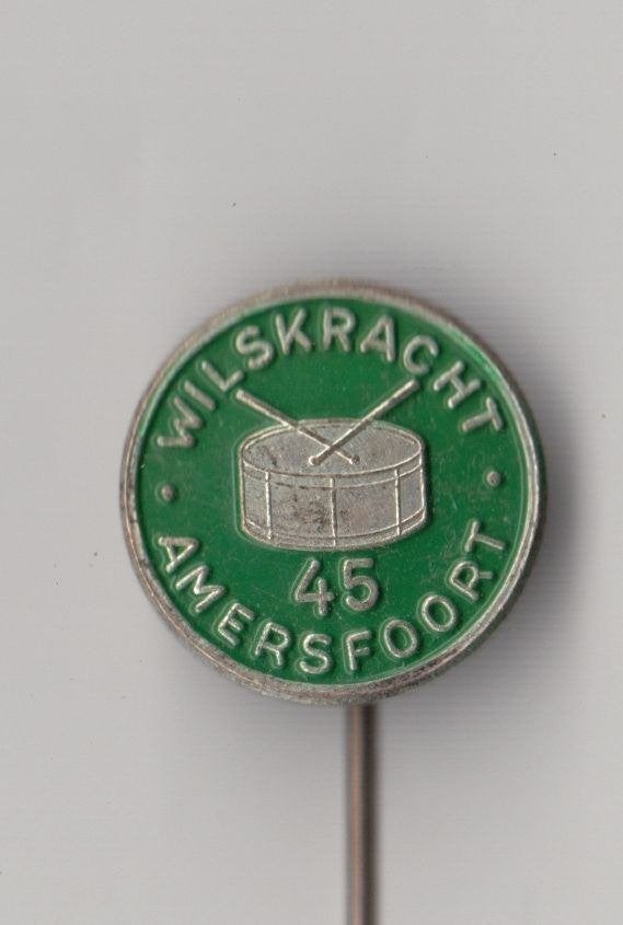 Wilskracht Amersfoort Drumband speldje, Verzamelen, Speldjes, Pins en Buttons, Gebruikt, Niet vindbaar, Niet vindbaar, Speldje of Pin