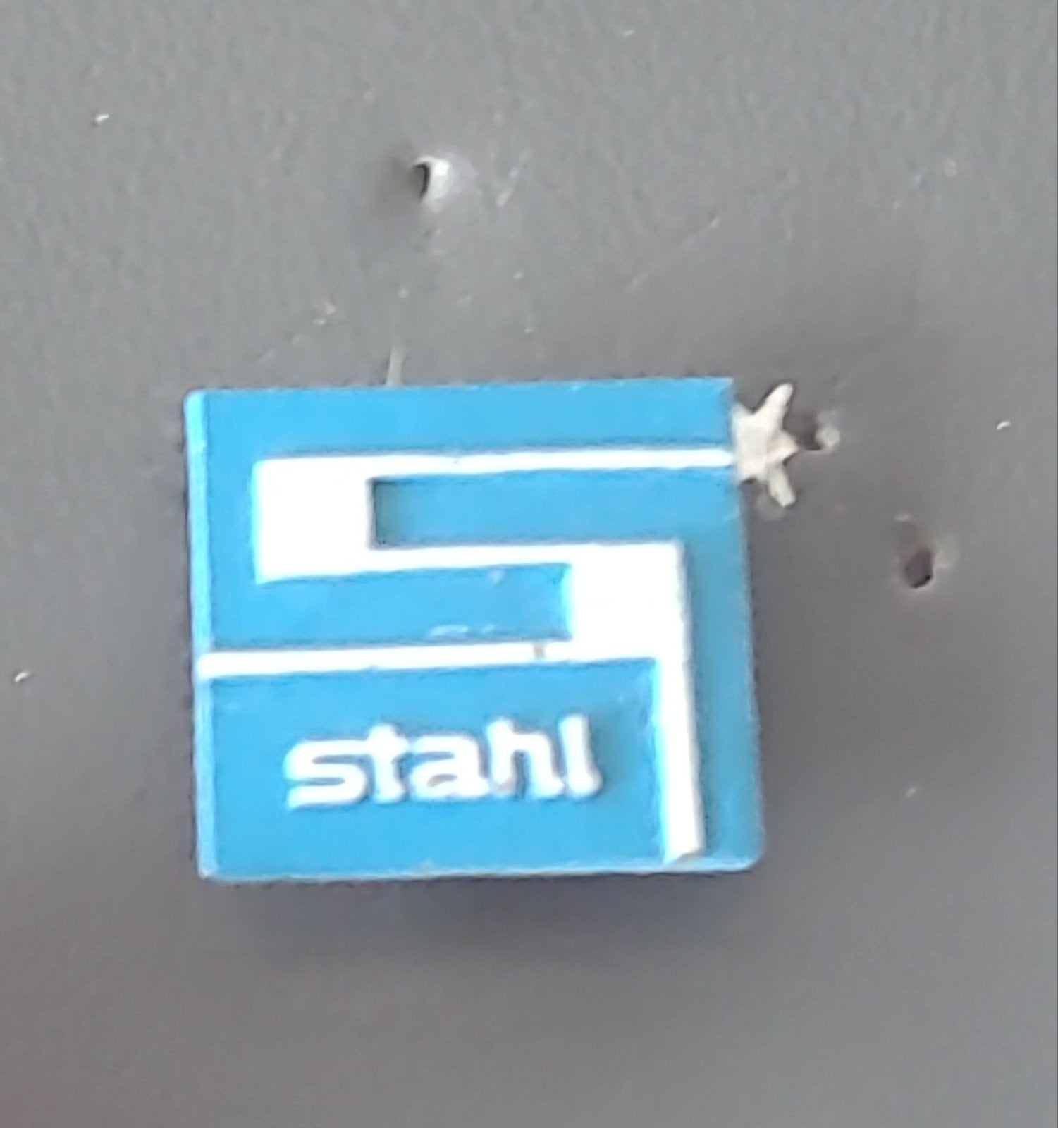 Vintage Speldje 'Stahl' - Blauw met Wit Logo, Verzenden, Gebruikt, Merk, Speldje of Pin