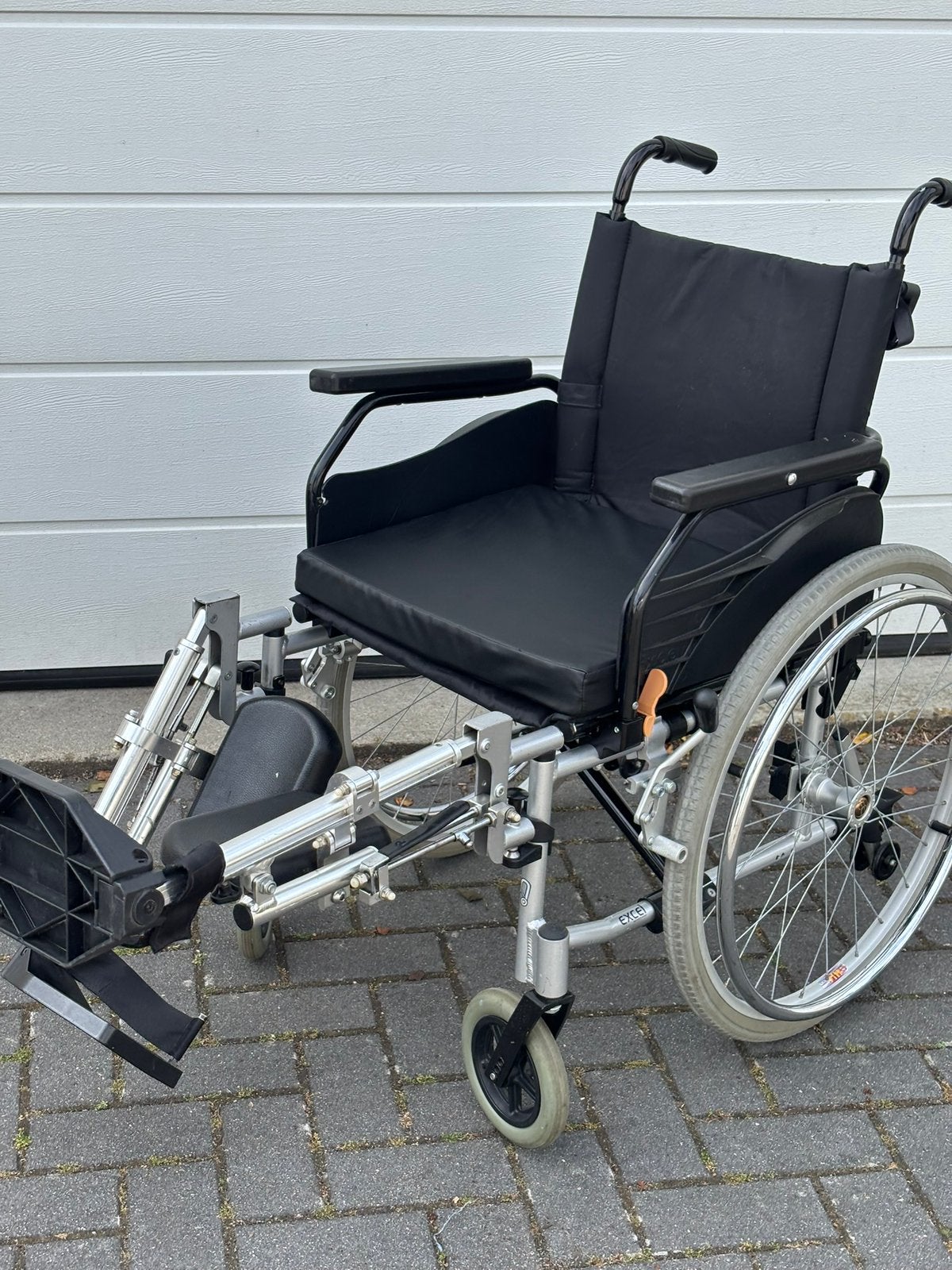 Luxe Excel rolstoel verstelbare beensteunen tot recht voorui, Gebruikt, Meer info ☎️0️⃣6️⃣➖2️⃣0️⃣9️⃣0️⃣1️⃣0️⃣4️⃣0️⃣, Excel beensteunen geschikt voor gestrekt been.