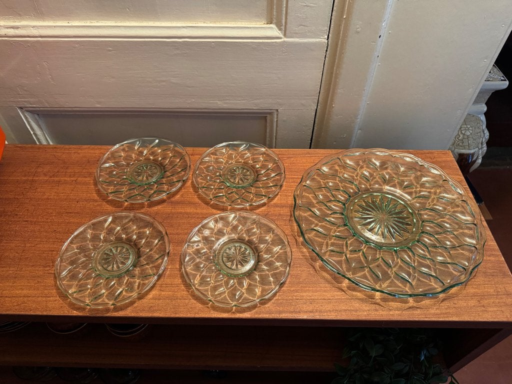 Vintage taartschaal met 4 gebaksbordjes groen persglas, Ophalen of Verzenden
