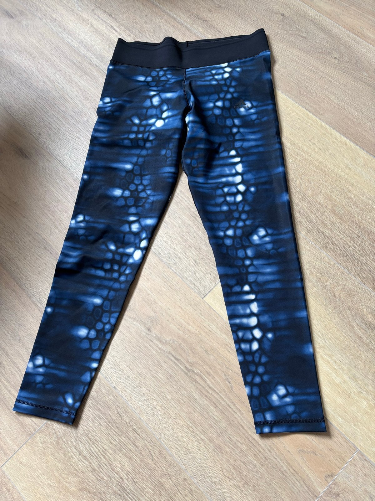 Adidas sportlegging blauw met patroon - Zo goed als nieuw, Maat 38/40 (M), Blauw, Ophalen of Verzenden, Fitness of Aerobics
