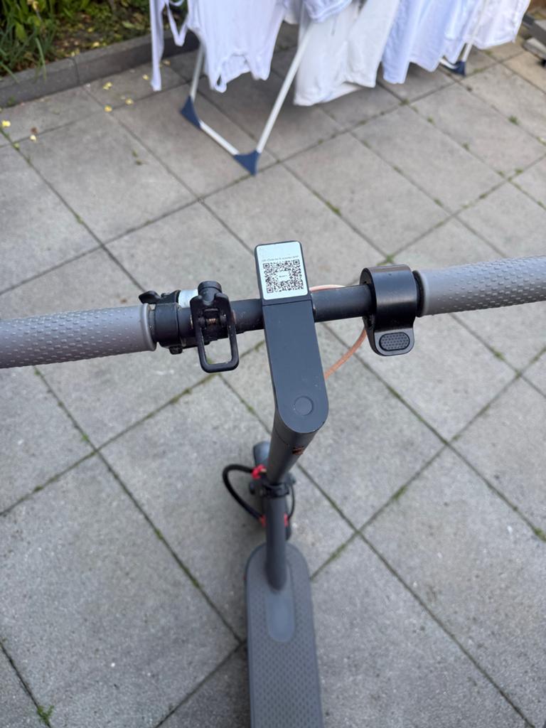 Elektrische step met app-vergrendeling (achterband defect), Fietsen en Brommers, Ophalen, Gebruikt, Elektrische step (E-scooter)