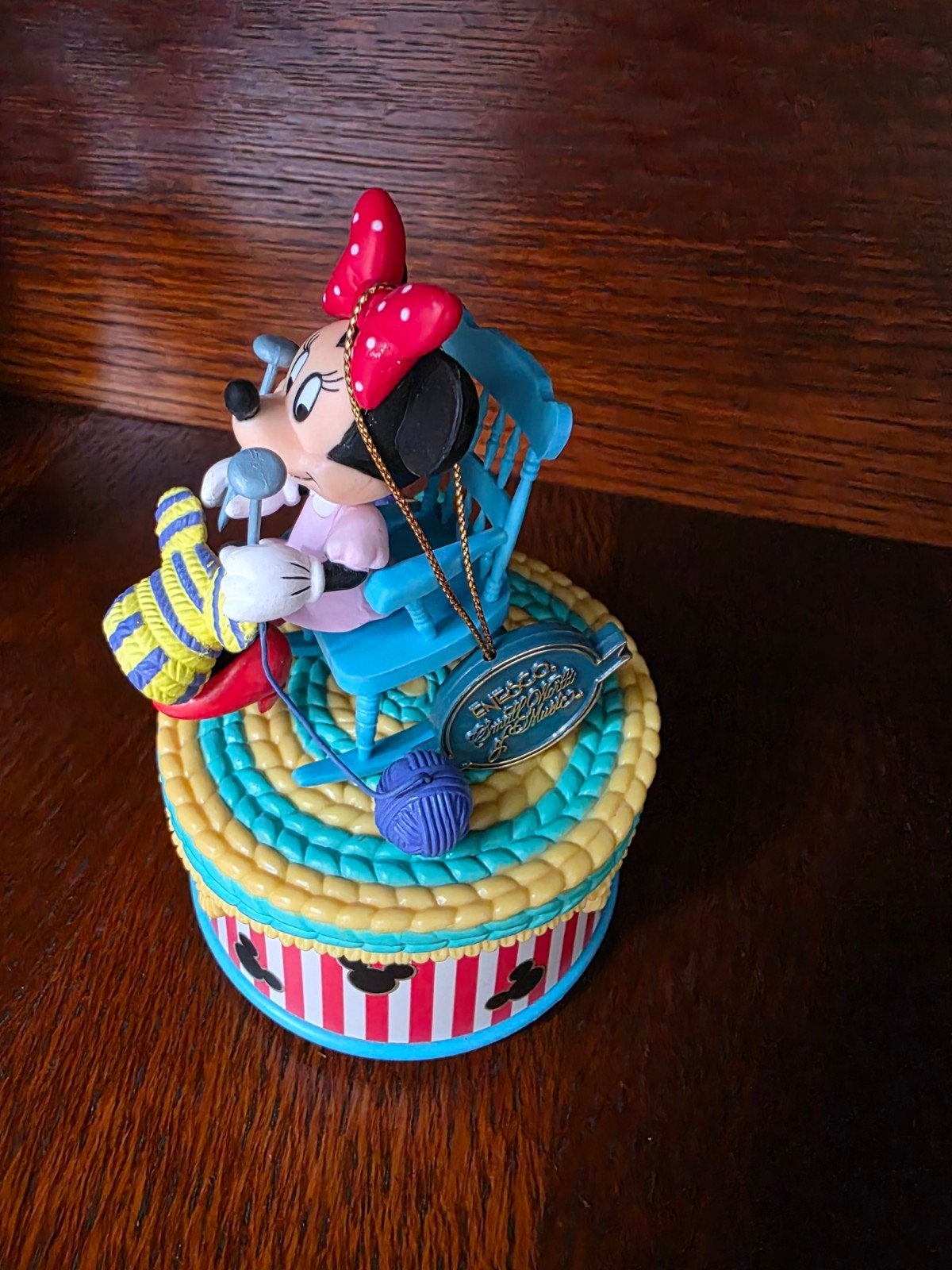 Minnie Mouse breiende muziekdoos - Disney verzamelobject, Verzamelen, Disney, Ophalen of Verzenden