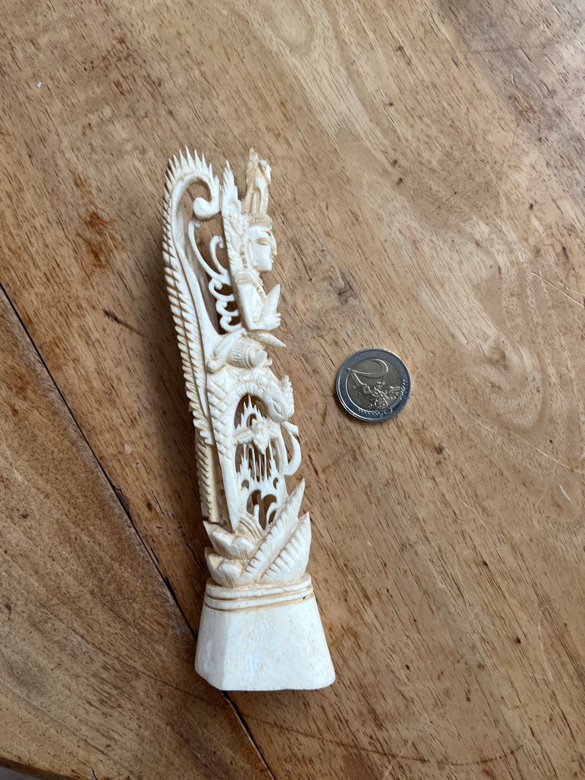 Handgesneden Balinees beeldje van bot of hoorn, Overige onderwerpen, Minder dan 20 cm, Natuurlijk materiaal, Ophalen of Verzenden