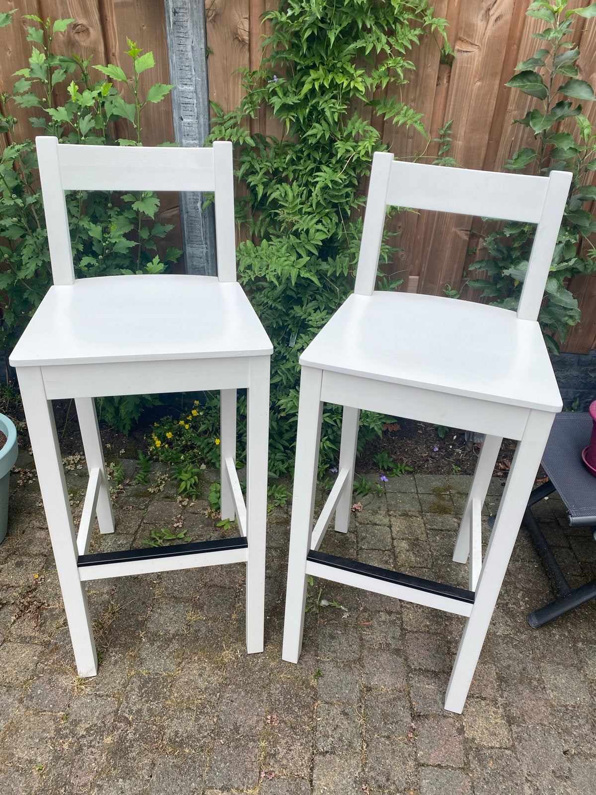 Twee witte barkrukken van Ikea, Ophalen, Gebruikt, Met voetsteun, 90 cm of meer