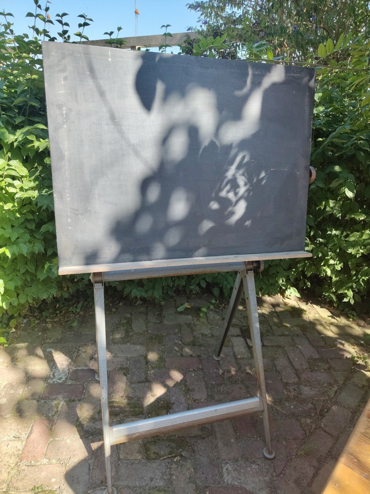 * tekentafel met kruk, Ahrend de Cirkel, Ophalen, Krijtbord