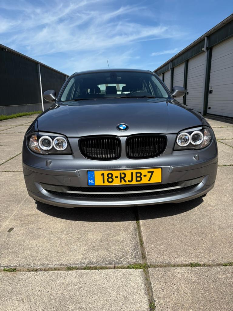 BMW 1-Serie 118i 143pk 5D Aut. 2011 Grijs NAP, 1995 cc, Zwart, 1200 kg, Particulier