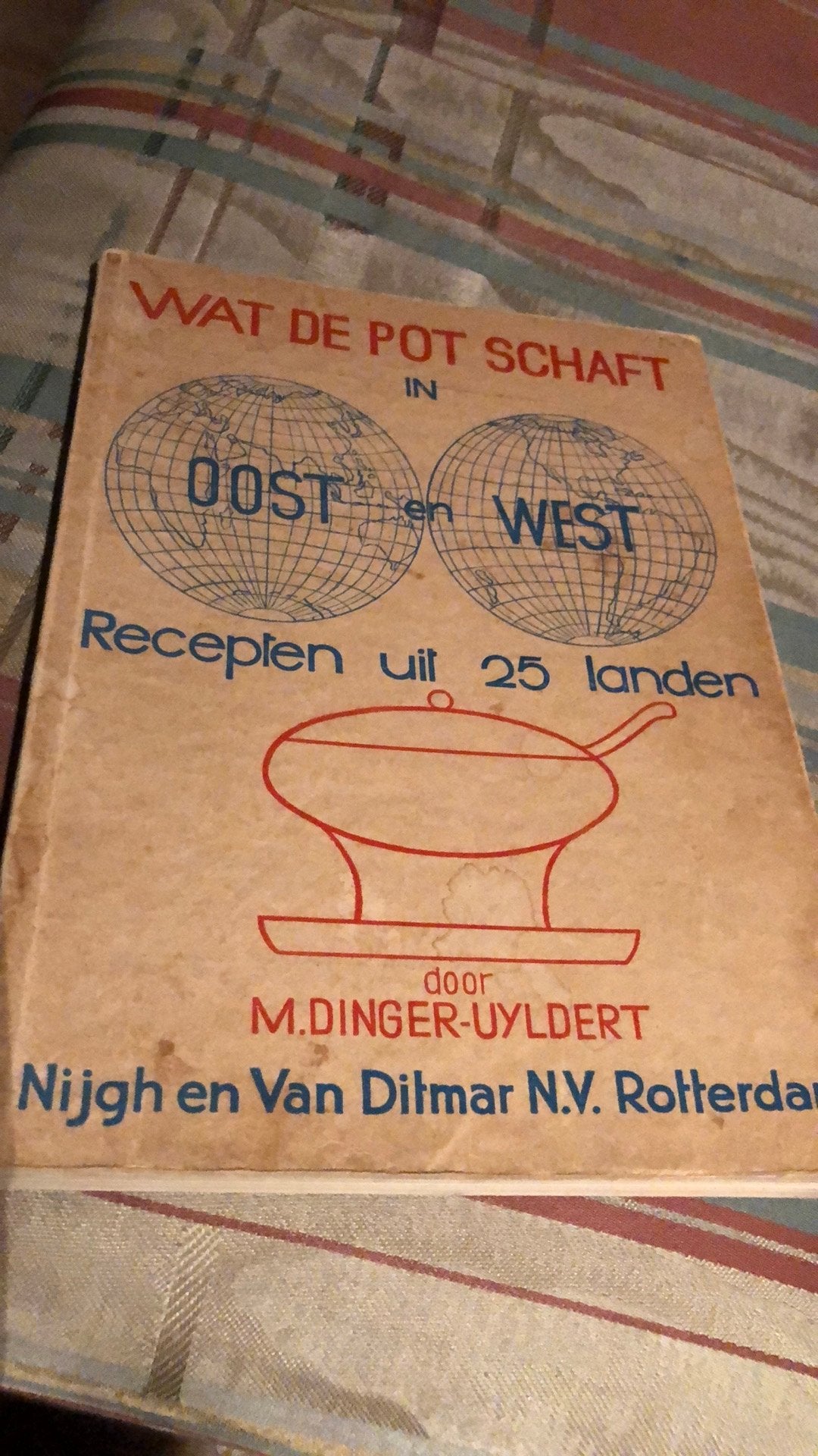 Wat de pot schaft in oost en west Mellie Uyldert, Boeken, Ophalen of Verzenden, Zo goed als nieuw, Overige typen
