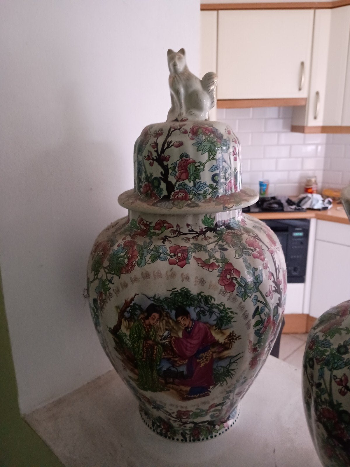 Antieke Chinese vaas met deksel en vos-figuur, Ophalen