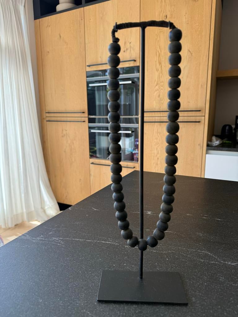 Bruinzwarte kralenketting op standaard - Decoratief, Ophalen of Verzenden, Zo goed als nieuw
