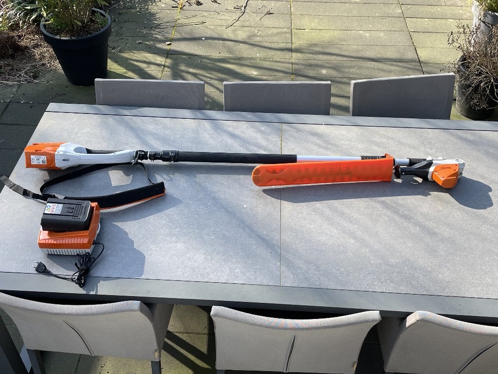 STIHL Heggenschaar 57 cm plus acculader en accu, Ophalen, Gebruikt, Accu, Stihl