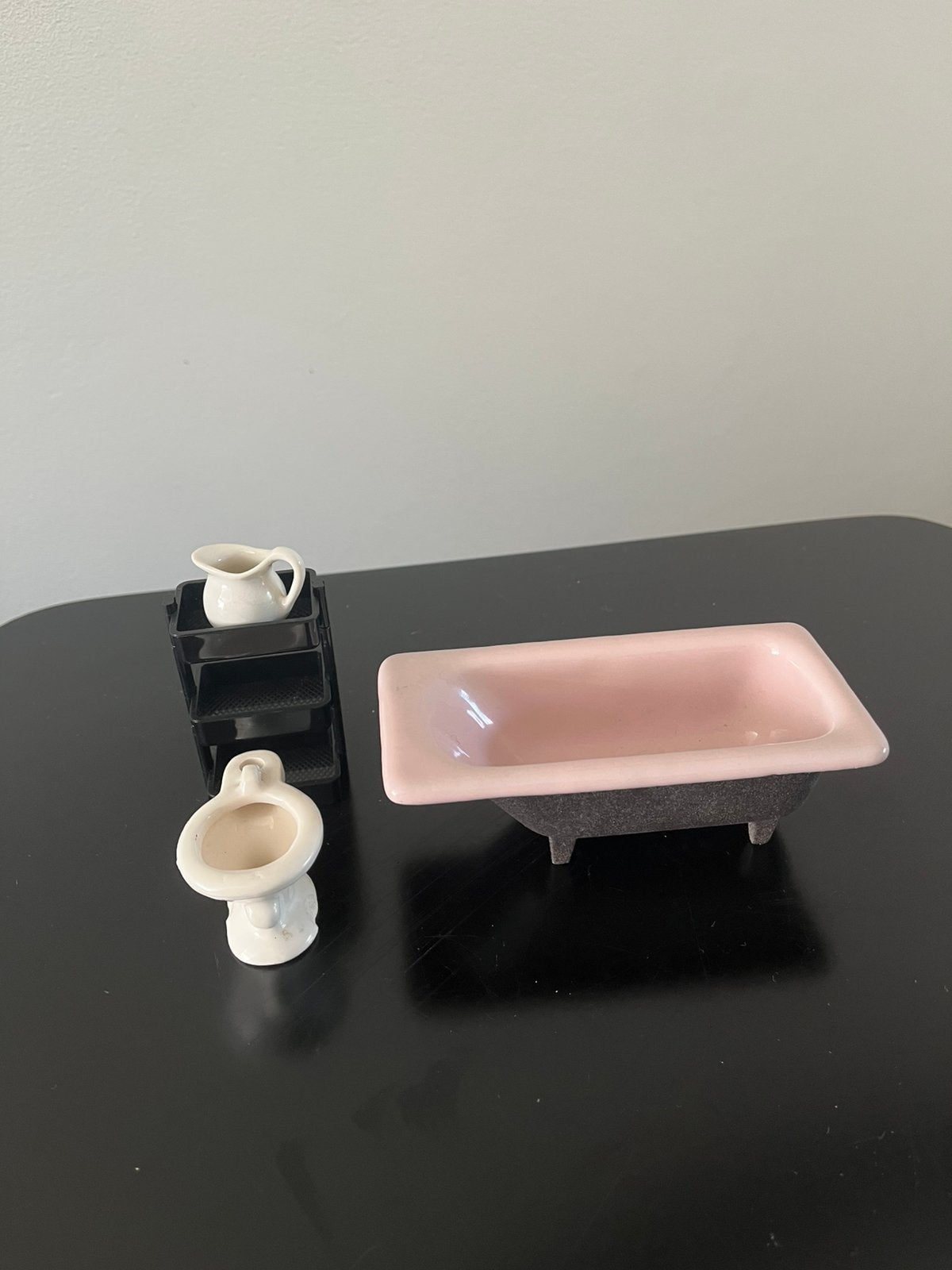 Poppenhuis gietijzeren bad, toilet, kan, rekje, Ophalen of Verzenden, Zo goed als nieuw, Poppenhuis