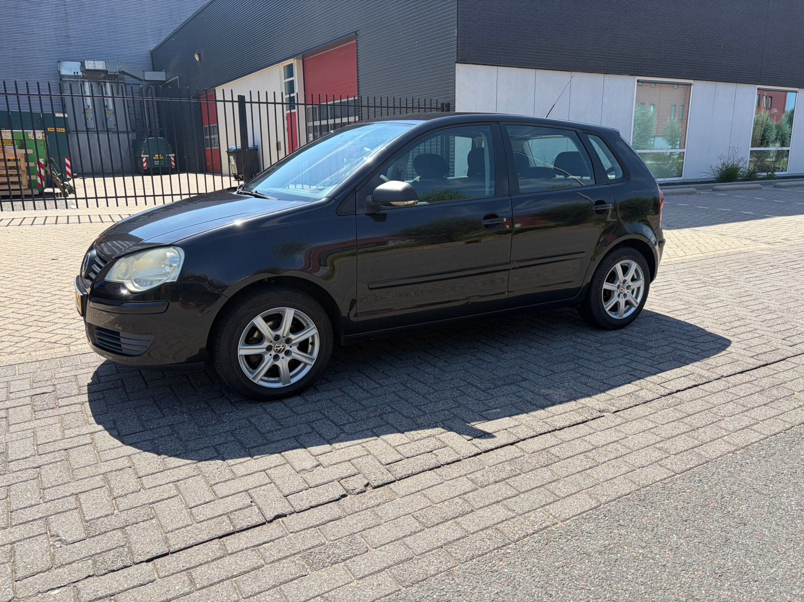 Volkswagen Polo 1.4 16V 59KW 2008 Zwart, Auto's, Volkswagen, Voorwielaandrijving, 40 €/maand, 4 cilinders, Zwart