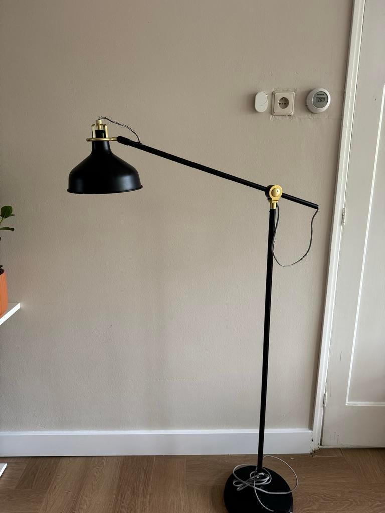 IKEA Ranarp Staande Lamp - Zwart/Goud, 153 cm hoog, Huis en Inrichting, Ophalen, Gebruikt, Metaal, 150 tot 200 cm