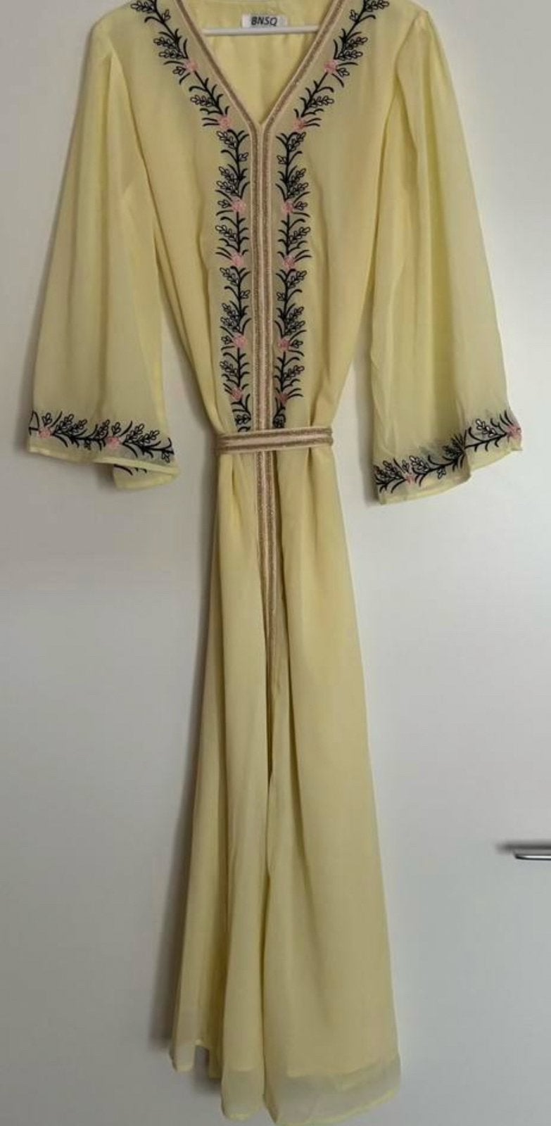 Mooie nieuwe jurk, Kleding | Dames, Ophalen of Verzenden, Nieuw, Geel, Onder de knie