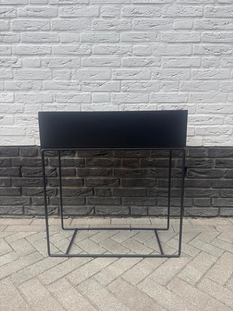 Ferm Living Zwarte metalen plantenbak op standaard, Tuin en Terras, Bloembakken en Plantenbakken, Ophalen, Gebruikt, Binnen, Metaal