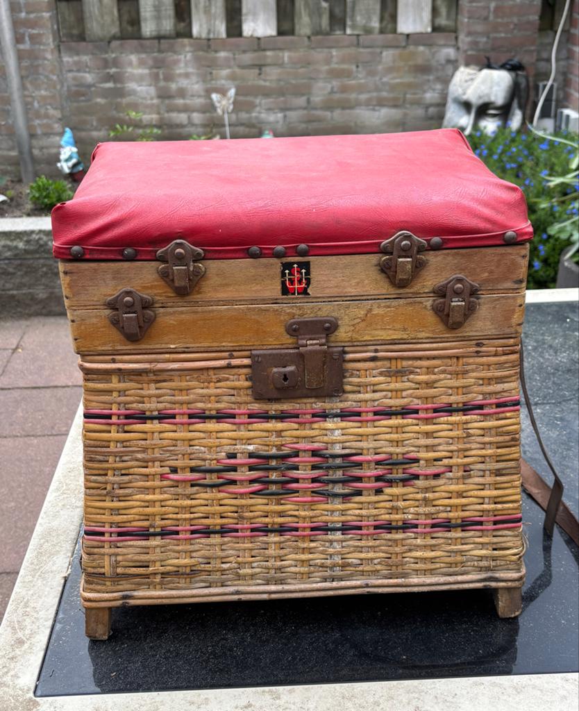 Vintage Viskoffer / Visstoel - Riet met Rood Kussen, Watersport en Boten, Ophalen, Gebruikt, Koffer of Tas