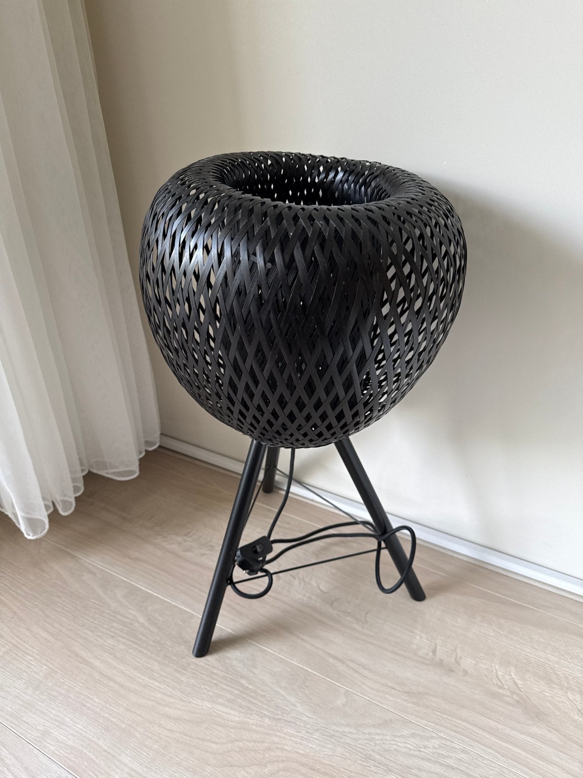 Zwarte rotan vloerlamp op driepoot, Ophalen of Verzenden, Zo goed als nieuw, Hout, 100 tot 150 cm