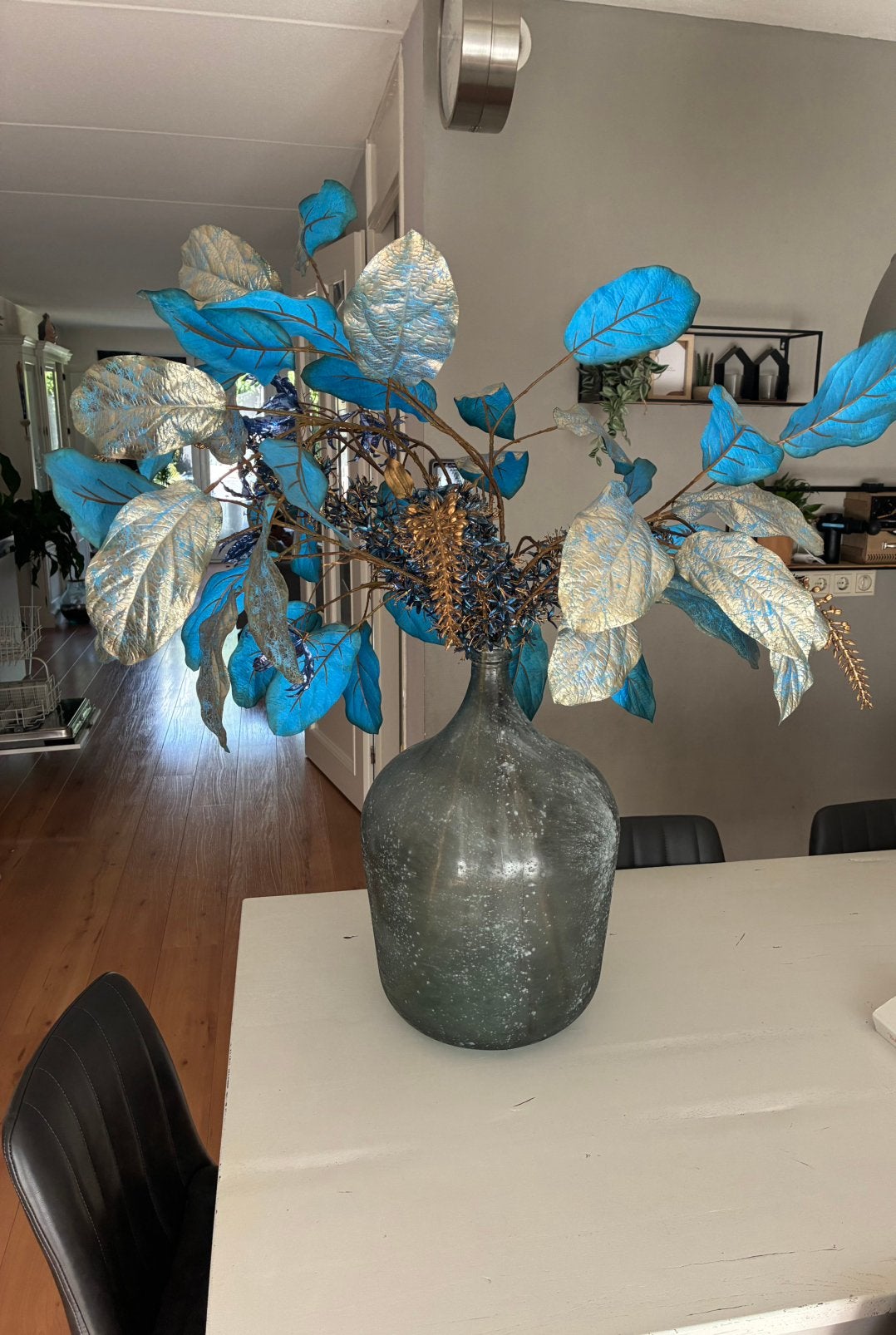 Grote glazen fles/vaas met kunstbloemen, Ophalen