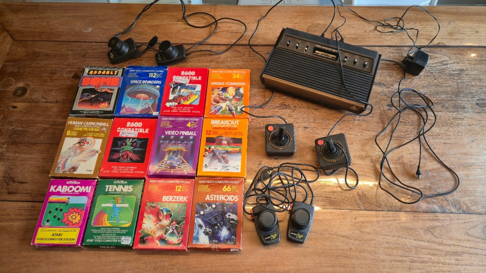 Atari 2600 woody, met 2 joysticks, 4 paddles en 12 g, Spelcomputers en Games, Ophalen, Gebruikt, Met games, Met 3 controllers of meer