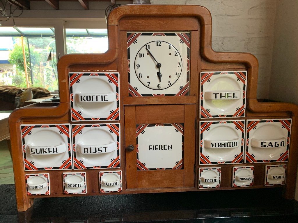 Grote antieke kruidenkast met klok en eierrekken, Antiek en Kunst, Ophalen