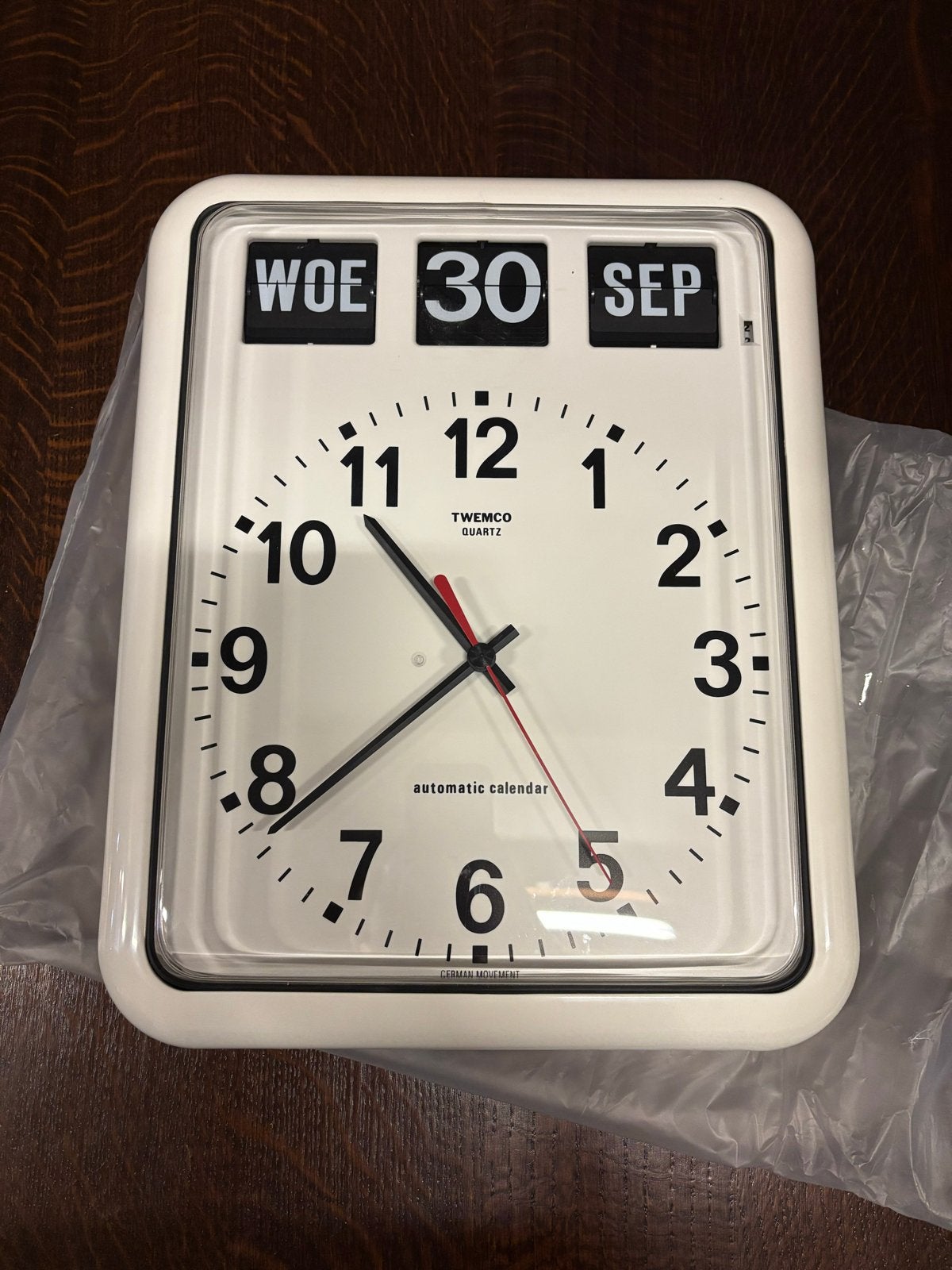 Twemco BQ-12 Flip Klok met Automatische Kalender - Nieuw!, Wandklok, Wit, Ophalen of Verzenden, Zo goed als nieuw