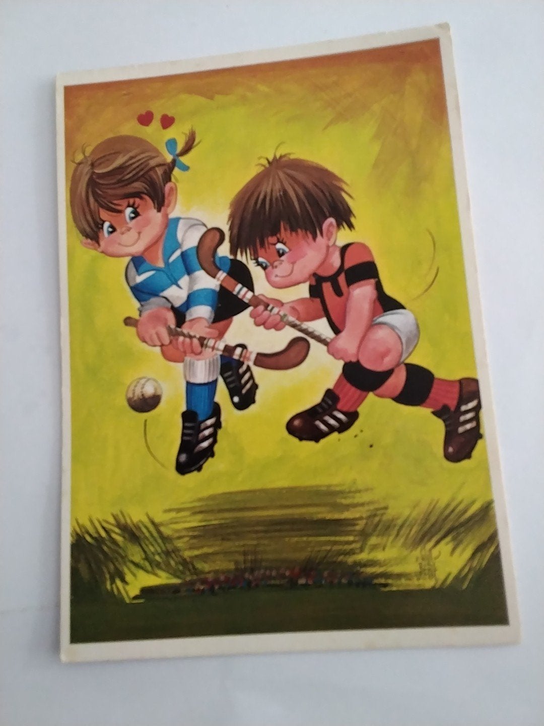 Vintage Ansichtkaart Hockeyende Kinderen - Ontwerp Will Berg, Ophalen of Verzenden, 1960 tot 1980, Gelopen