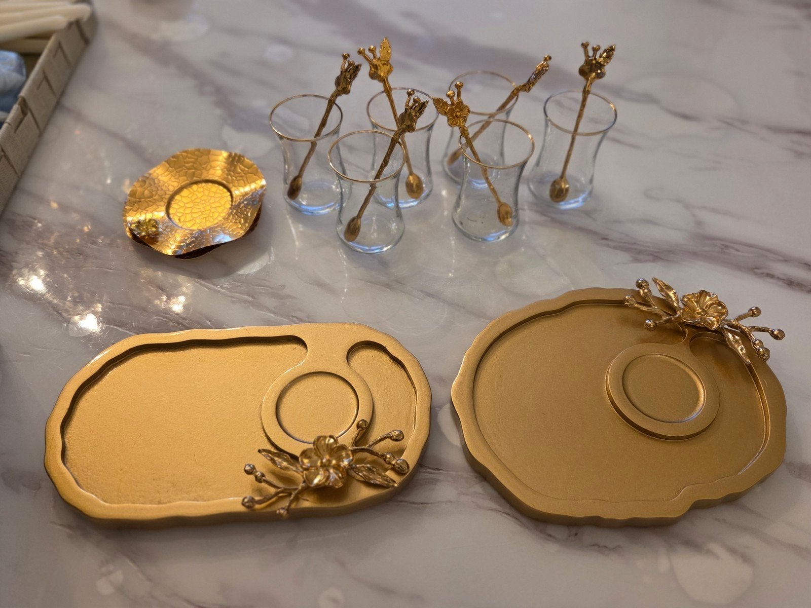 Gouden theeservies met bloemmotief en schotels, Ophalen of Verzenden, Overige stijlen, Kop(pen) en/of Schotel(s), Glas