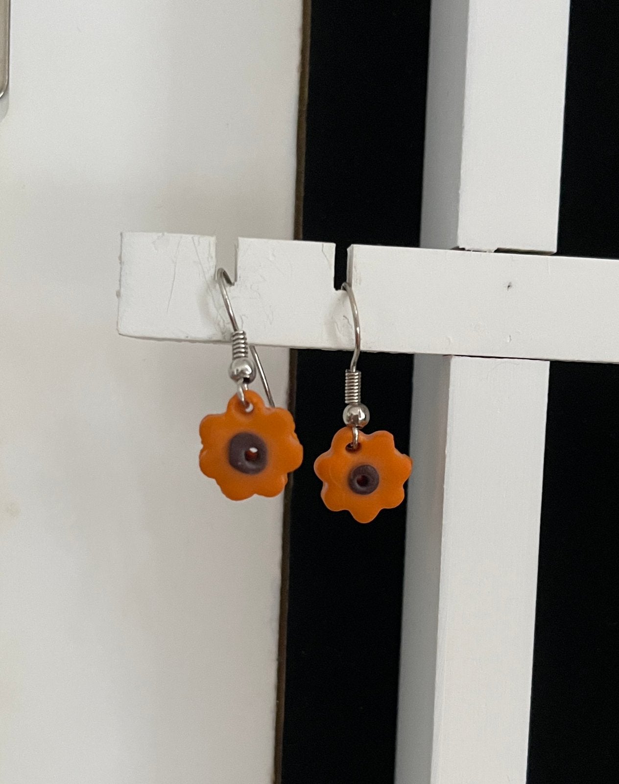 Oorbellen met oranje bloemetjes, Sieraden, Tassen en Uiterlijk, Oorbellen, Overige materialen, Hangers, Oranje, Ophalen of Verzenden