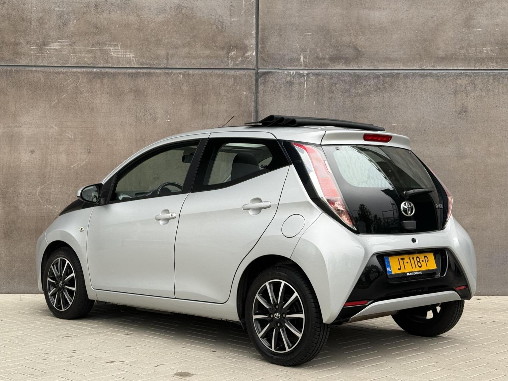 Toyota Aygo 1.0 VVT-i x-wave | Cabrio dak | Camera | Cruise, Voorwielaandrijving, Stof, Gebruikt, Start-stop-systeem
