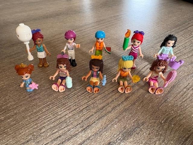 10 lego friends poppetjes met leuke accessoires (zie foto's, Kinderen en Baby's, Speelgoed | Duplo en Lego, Lego, Friends, Ophalen of Verzenden