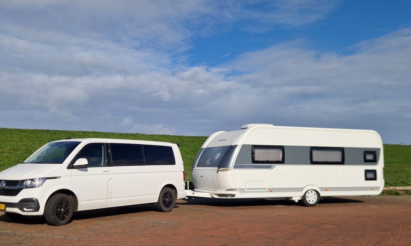 Hobby De Luxe 560 KMFe - met 3-persoons stapelbed!, Vast bed, Schokbreker, Rondzit, Hobby