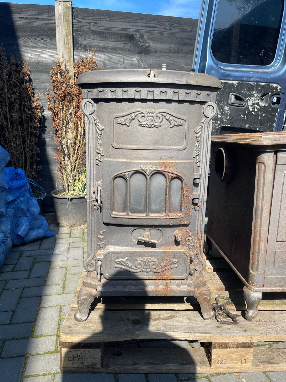 Antieke gietijzeren houtkachel - Decoratief en functioneel, Ophalen, Gebruikt, Houtkachel, Vrijstaand