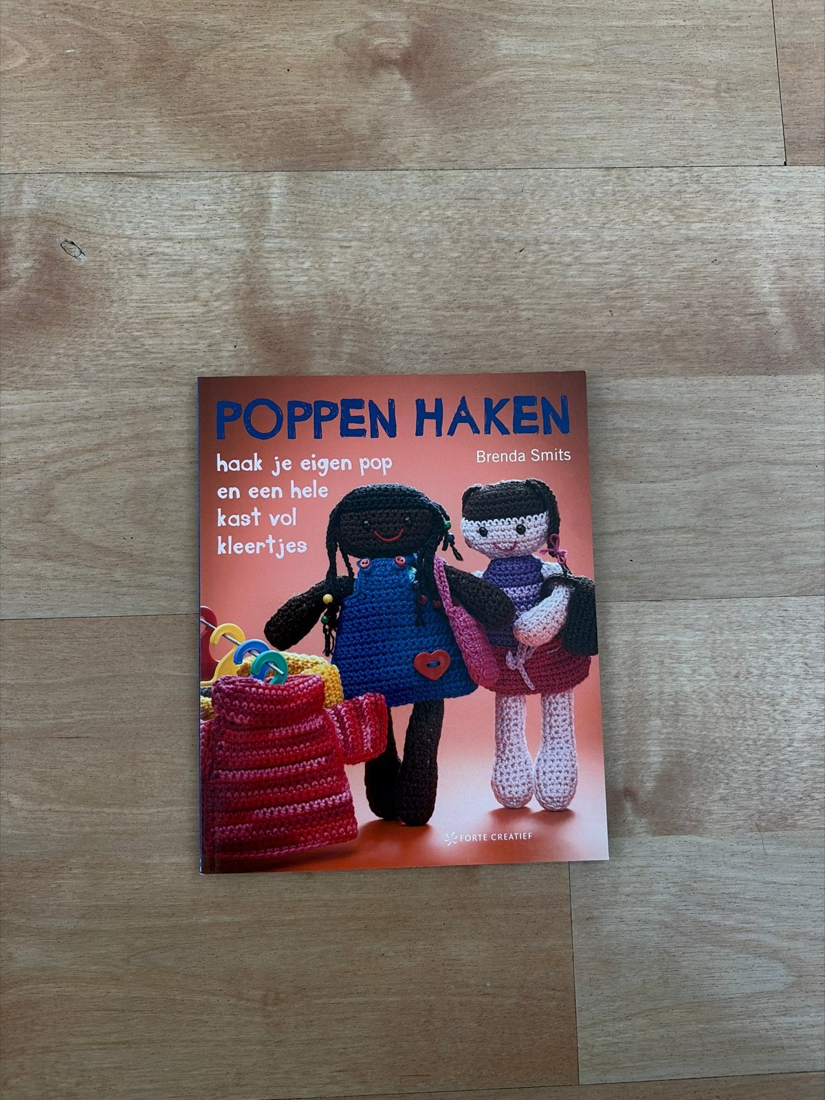 Poppen Haken: Haak je eigen pop en een hele kast vol kleertj, Ophalen of Verzenden, Zo goed als nieuw, Poppen maken, Geschikt voor kinderen