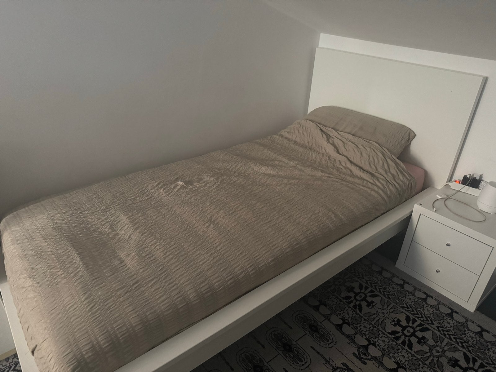 Comfortabel eenpersoonsbed met hoofdbord, Ophalen, Gebruikt, 90 cm, Eenpersoons