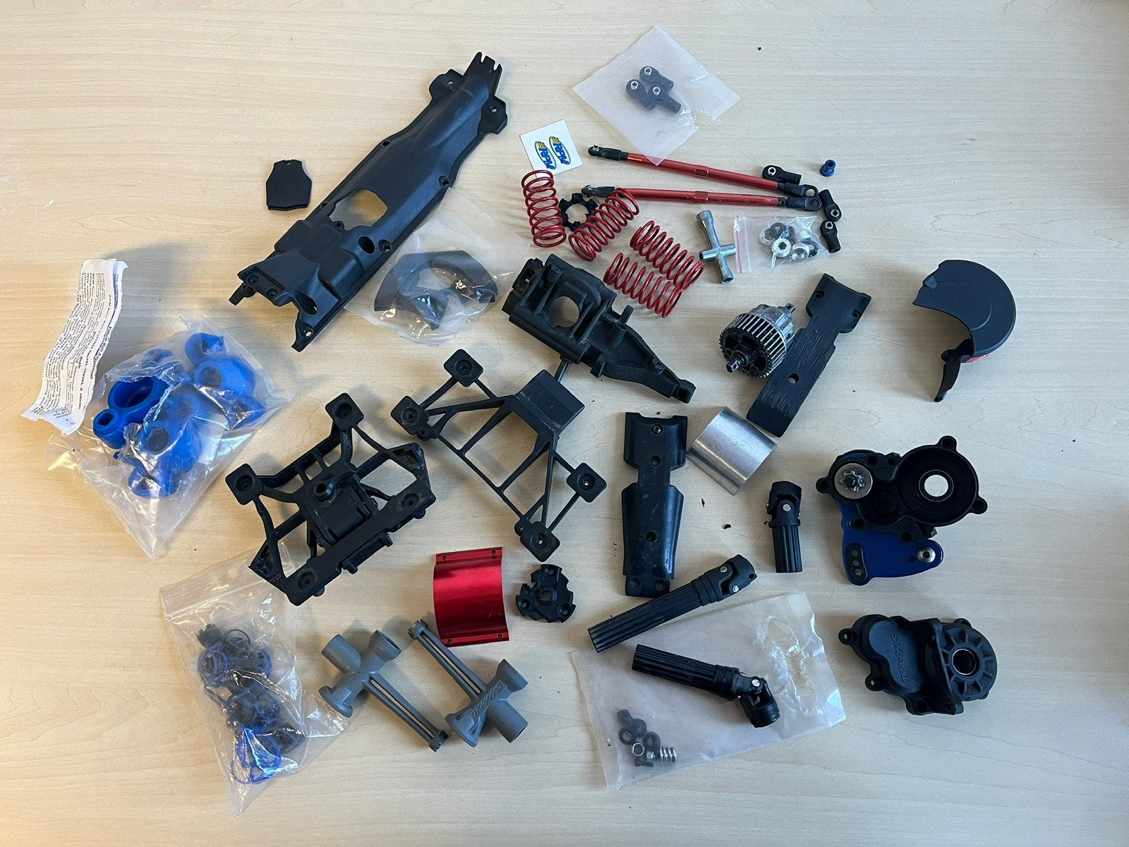 Traxxas E-revo 2.0 lot onderdelen in één koop, Hobby en Vrije tijd, Ophalen of Verzenden, Zo goed als nieuw, Onderdeel