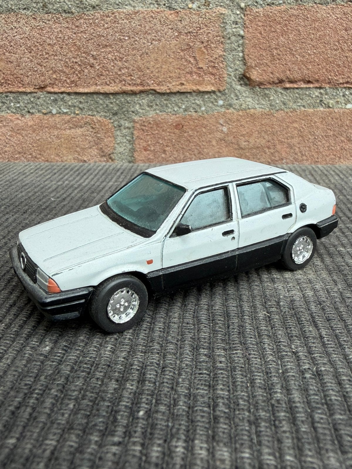 1:43 Alfa Romeo 33 customized, Ophalen of Verzenden, Gebruikt, Auto, Overige merken