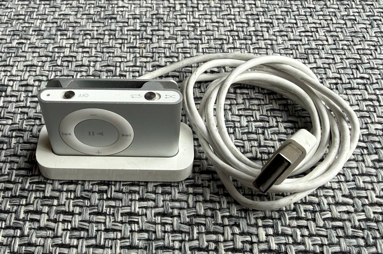 Apple iPod Shuffle 2e generatie A1204 met dock en kabel, Audio, Tv en Foto, Gebruikt, Shuffle, Zilver, Minder dan 2 GB