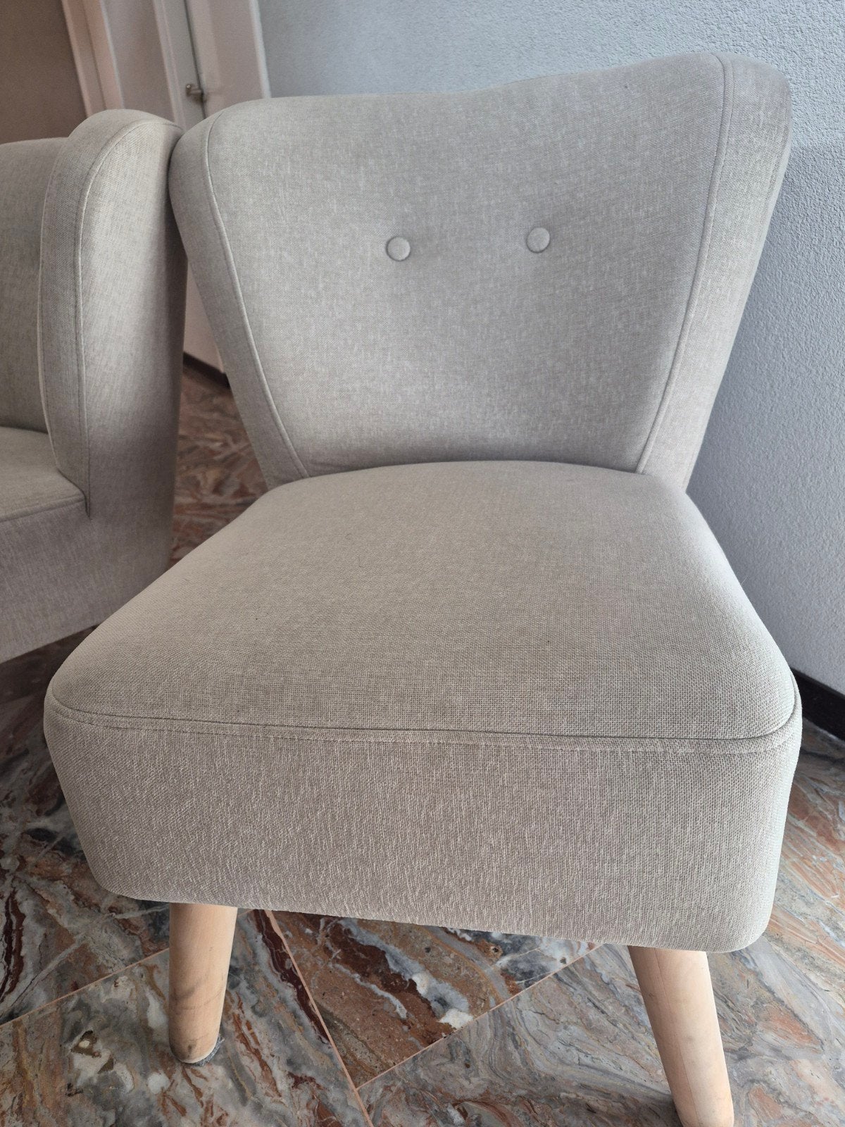 2 stuks armloos gestoffeerde lage fauteuil beige zand kleur, Huis en Inrichting, Ophalen, Minder dan 75 cm, Zo goed als nieuw