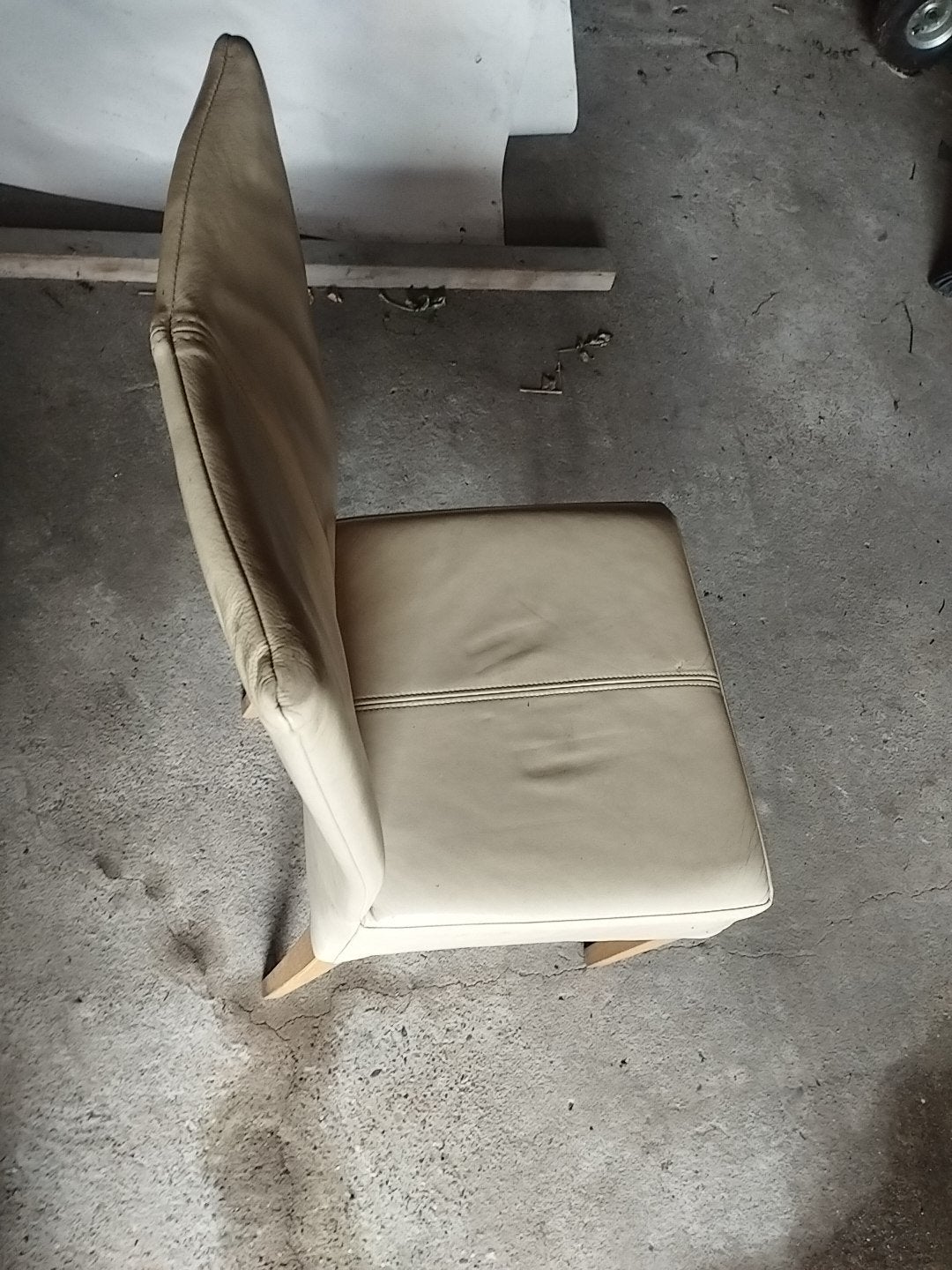 Gebruikte stoel - Crèmekleurig kunstleer met houten poten, Gebruikt, Overige kleuren, Ophalen of Verzenden, Eén