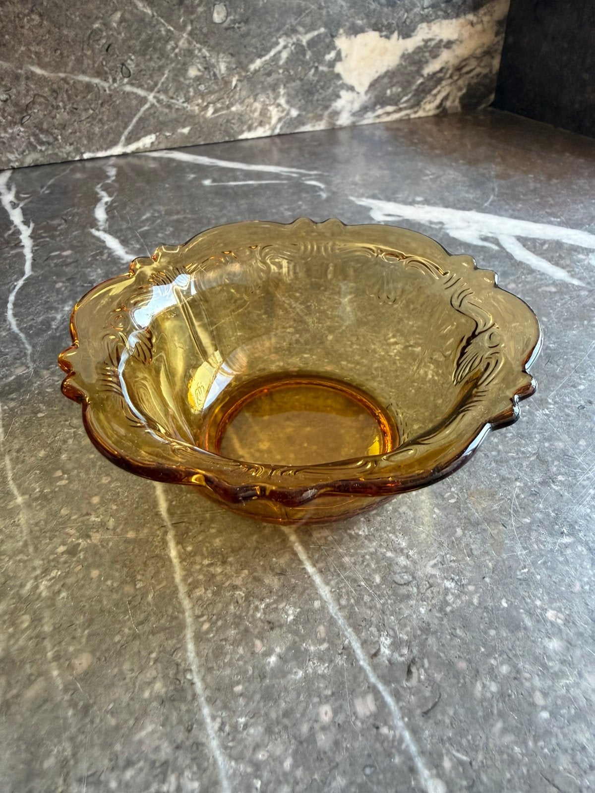 Vintage amber glazen schaal | retro | bloemmotief, Antiek en Kunst, Ophalen of Verzenden