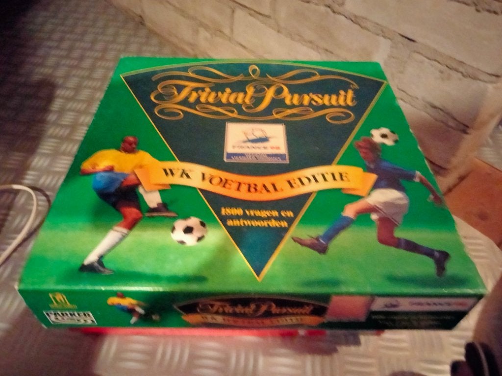 Spel WK '98 Trivial Pursuit, Hobby en Vrije tijd, Gezelschapsspellen | Bordspellen, Ophalen of Verzenden, Zo goed als nieuw