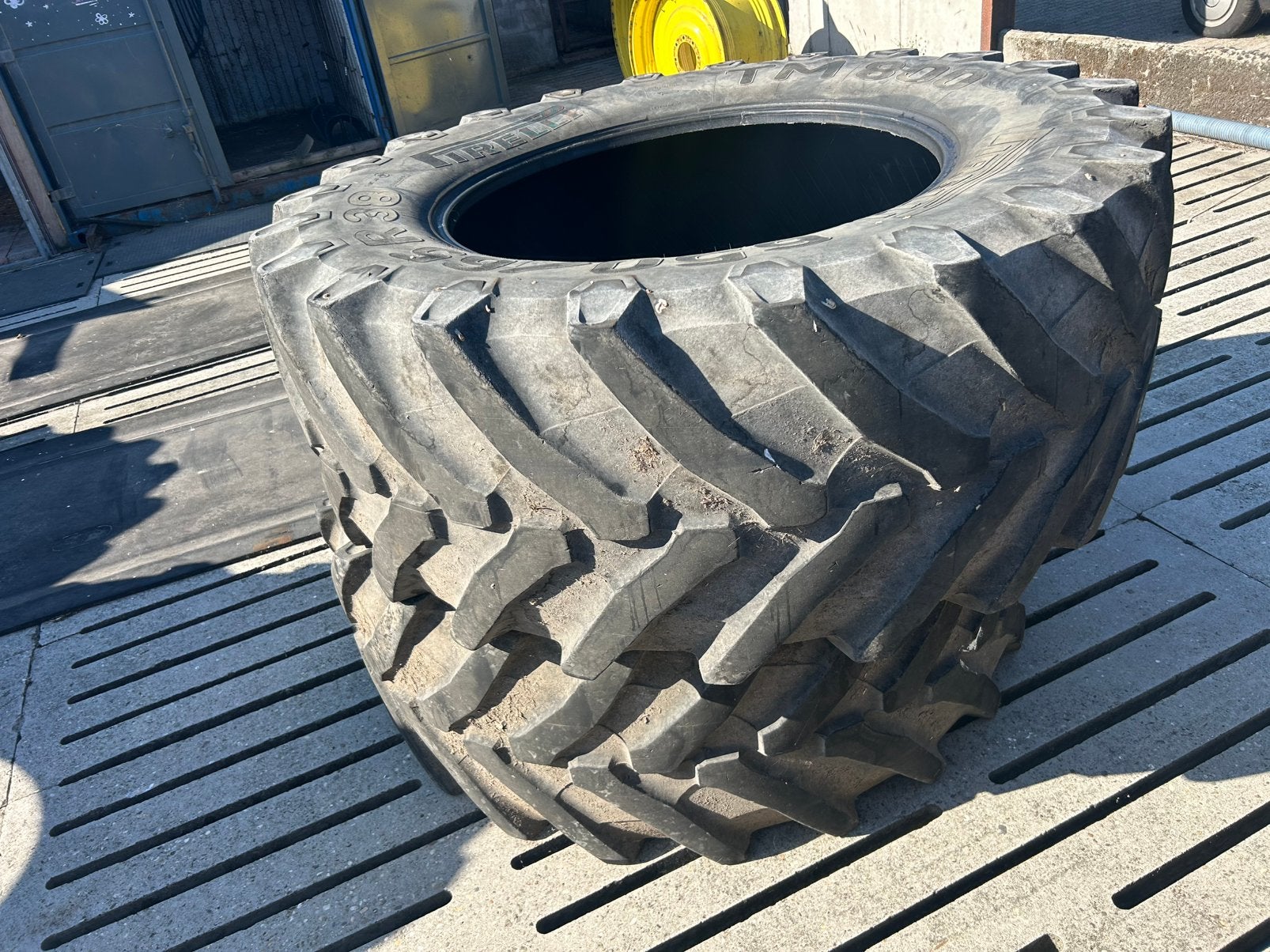Set Pirelli banden 650/65R38, Ophalen
